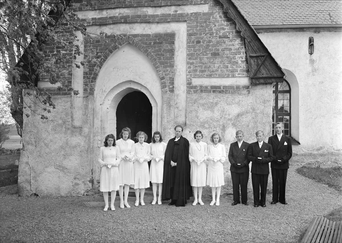 Konfirmander och präst vid Vidbo kyrka, Vidbo socken, Uppland 1943