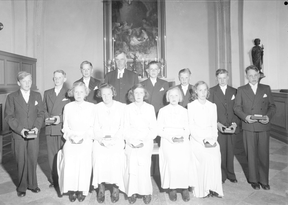 Grupporträtt - konfirmander och präst i Vänge kyrka, Uppland 1940