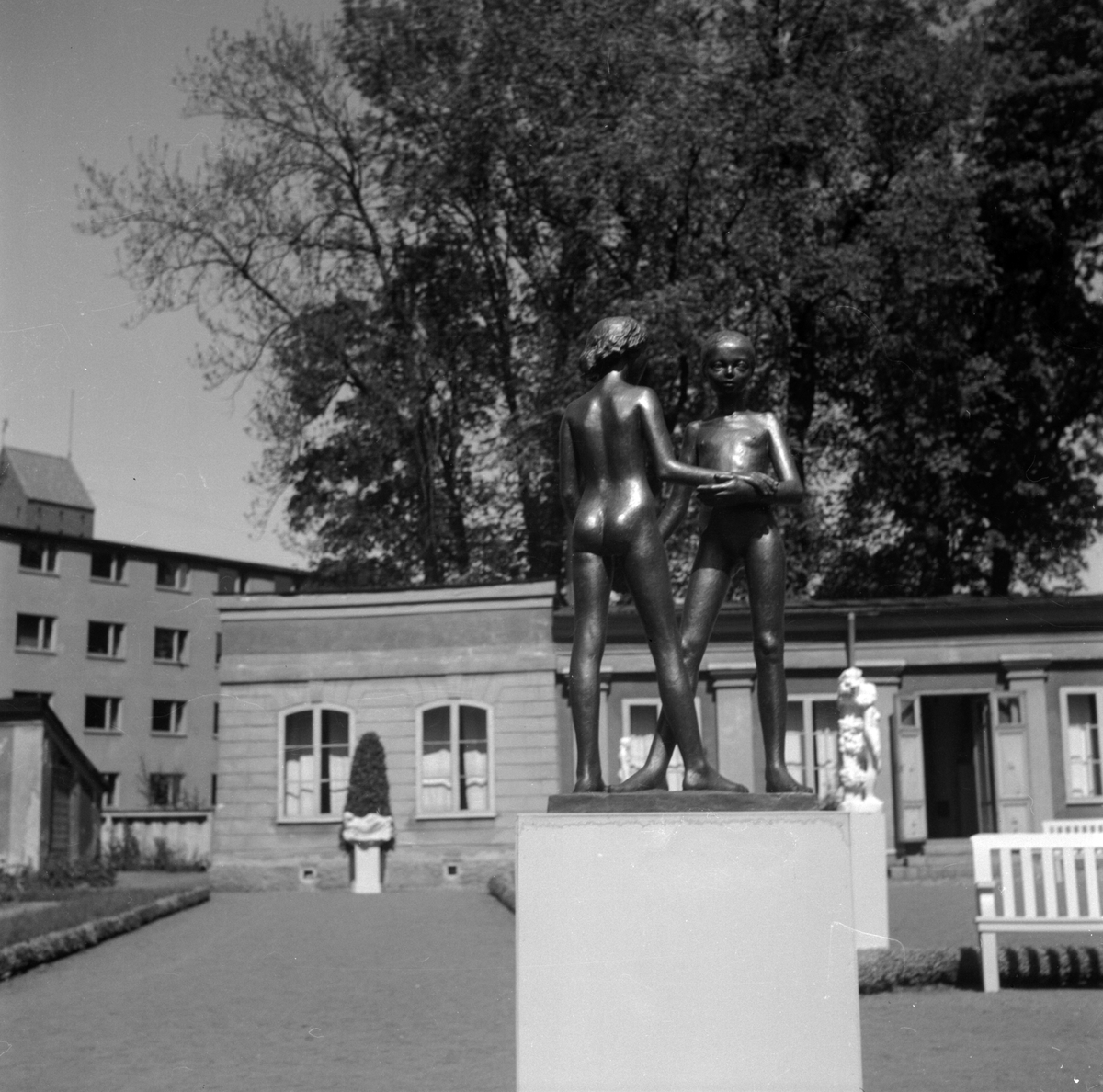 Upplands Konstförenings skulpturutställning i Linneträdgården, Uppsala våren 1947