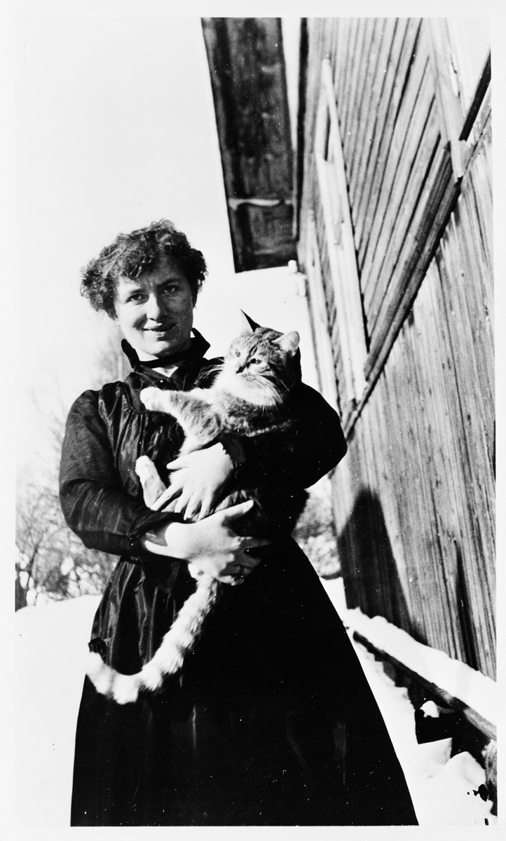 Reprofotografi - Edith Södergran med katt -Upplandsmuseet / DigitaltMuseum