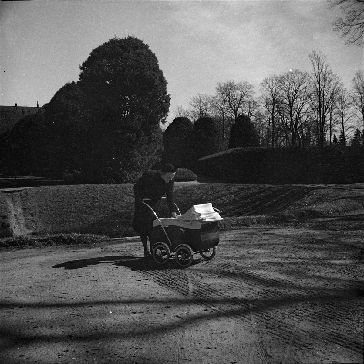 Kvinna med barnvagn i Botaniska trädgården, Uppsala 1939