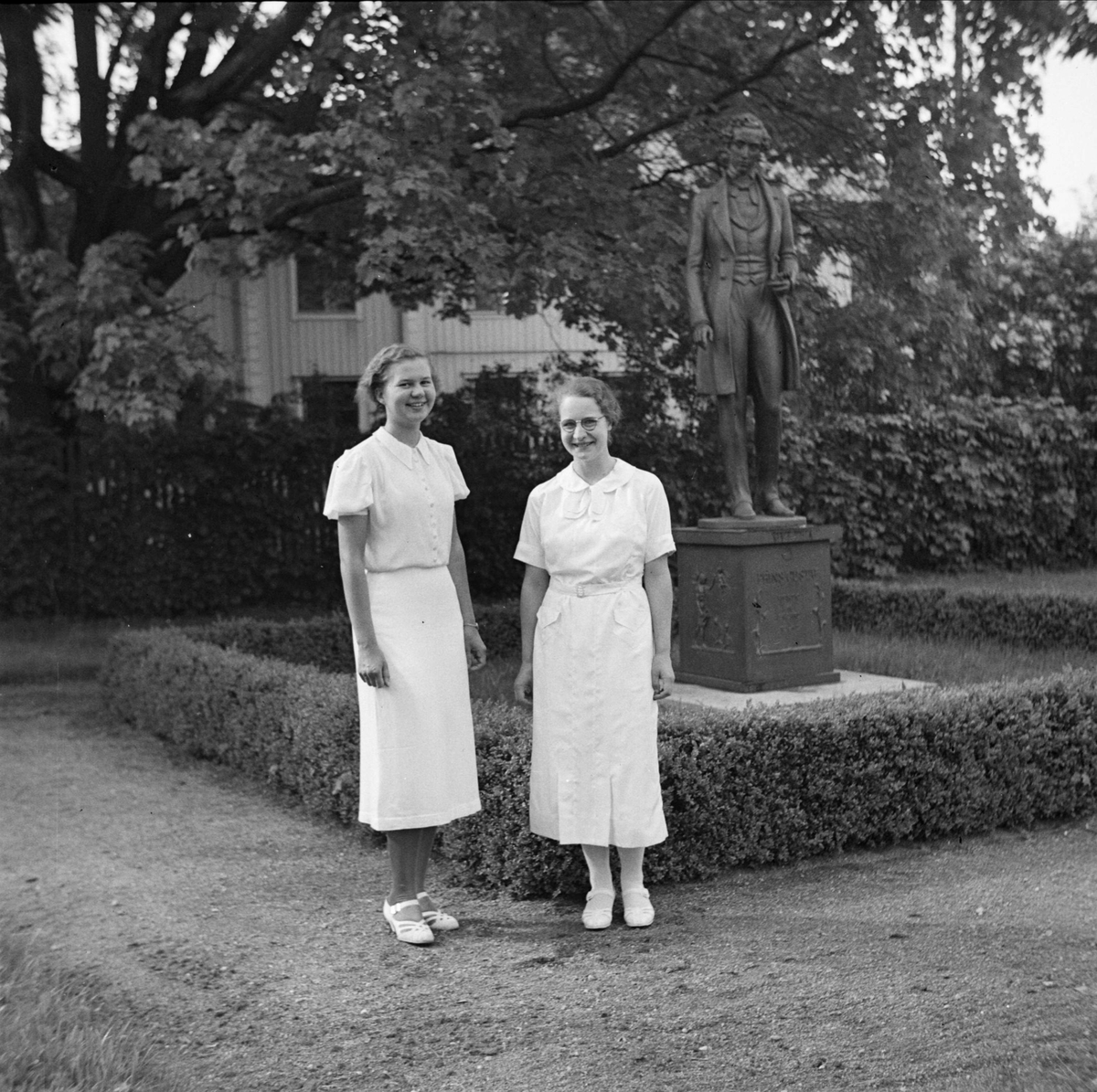 Birgitta Sundgren tillsammans med en väninna, Uppsala 1937