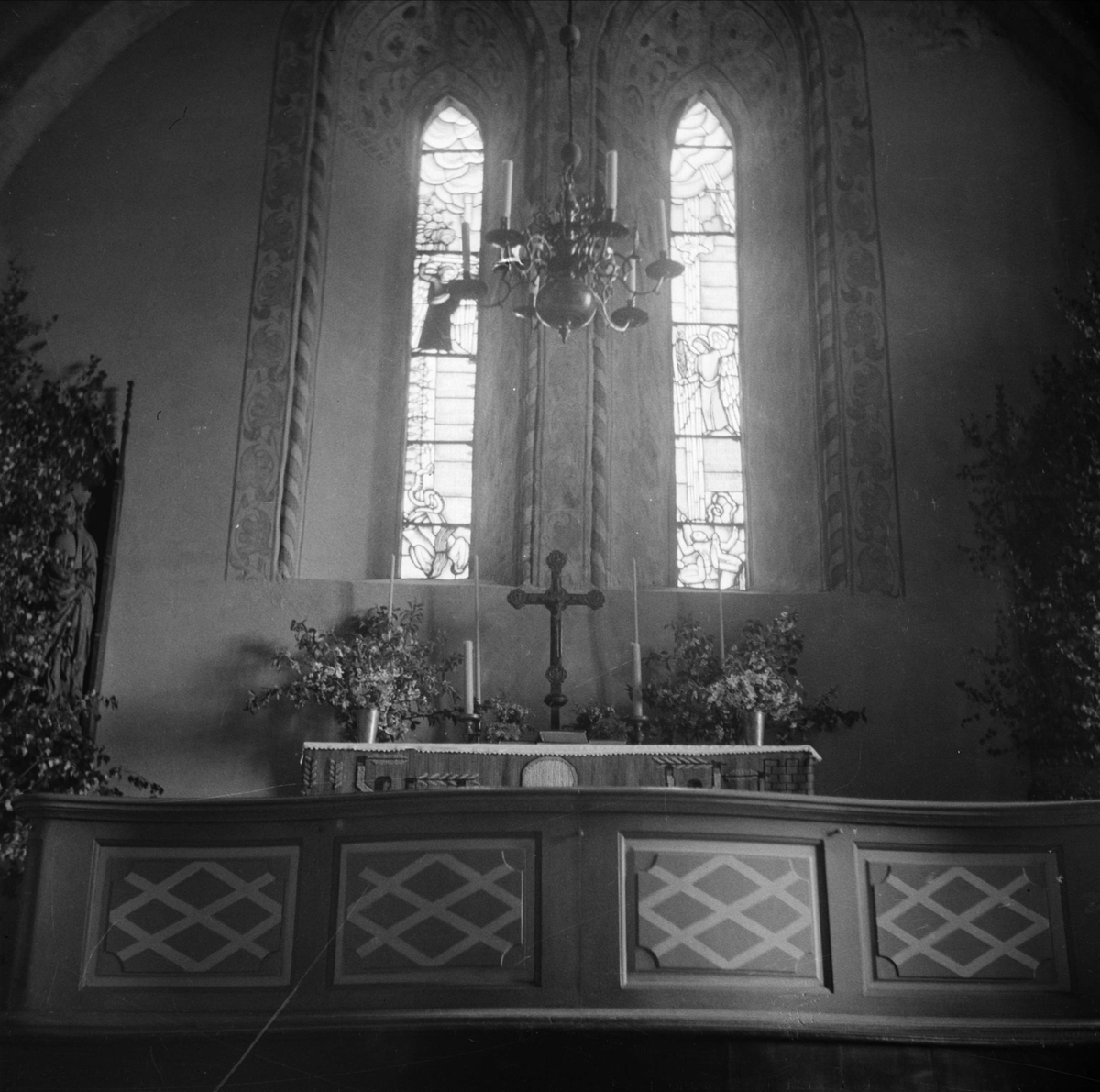 Altaret i Viksta kyrka vid konfirmation, Viksta socken, Uppland maj 1937