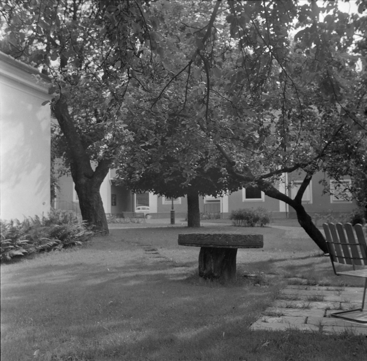 Landstingsbyggnad med gårdsinteriör på Nedre Slottsgatan i kvarteret Trädgården, stadsdelen Fjärdingen, Uppsala 1959