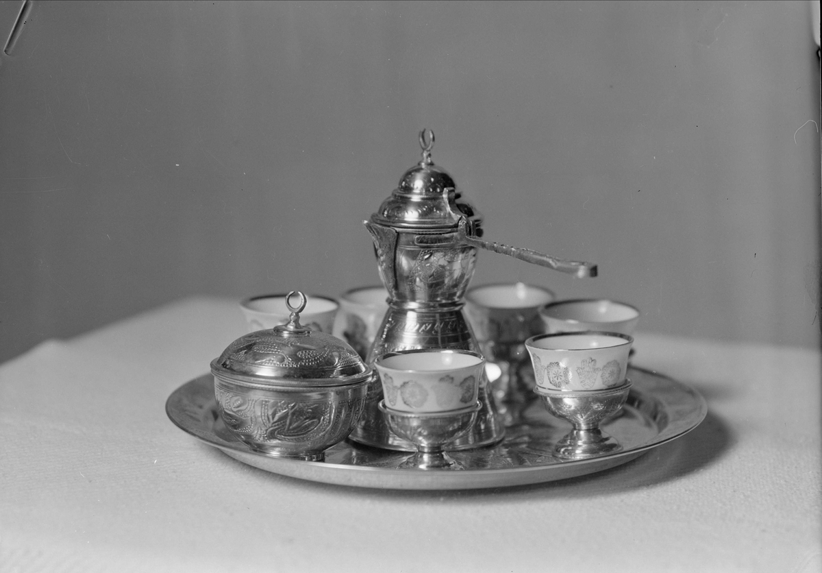 Servis med sex koppar, kanna och sockerskål 1953