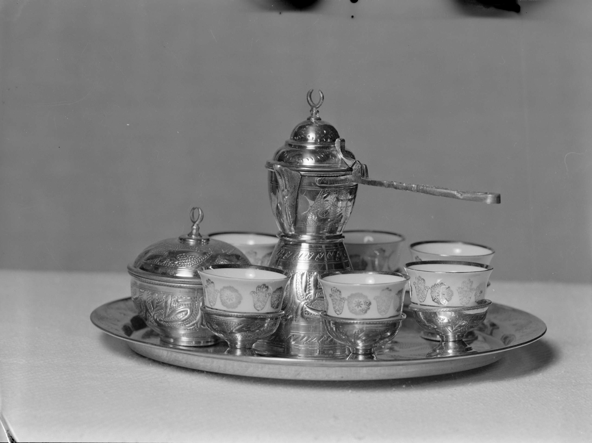 Servis med sex koppar, kanna och sockerskål 1953