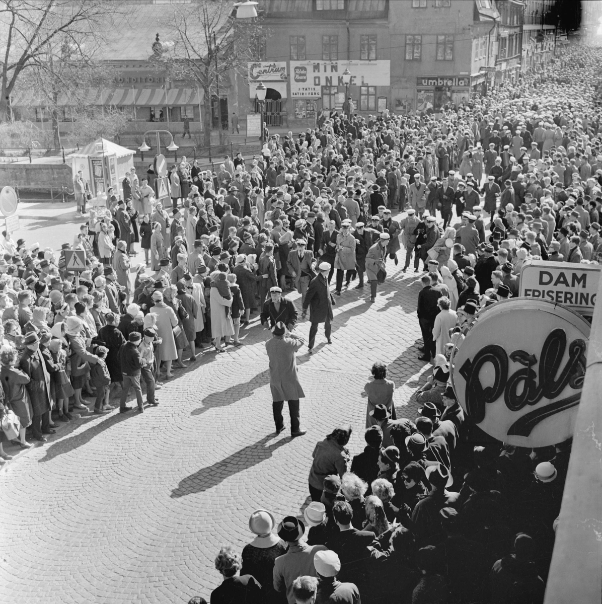 Valborgsmässofirande, Drottninggatan, stadsdelen Dragarbrunn, Uppsala, klockan 15.00 den 30 april