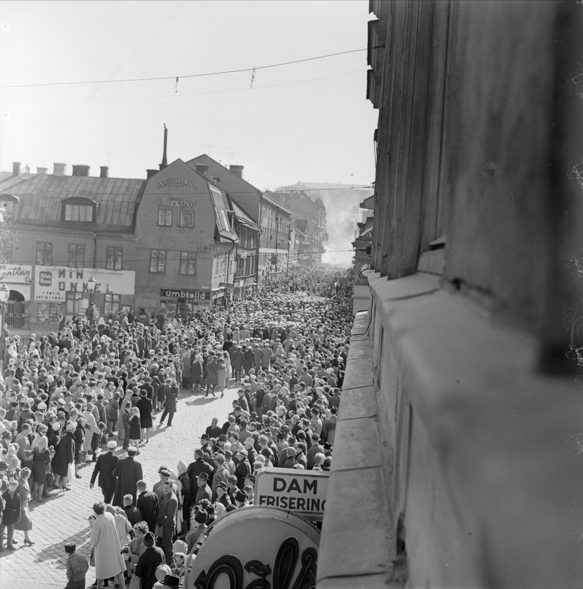 Valborgsmässofirande, Drottninggatan, stadsdelen Dragarbrunn, Uppsala, klockan 15.00 den 30 april