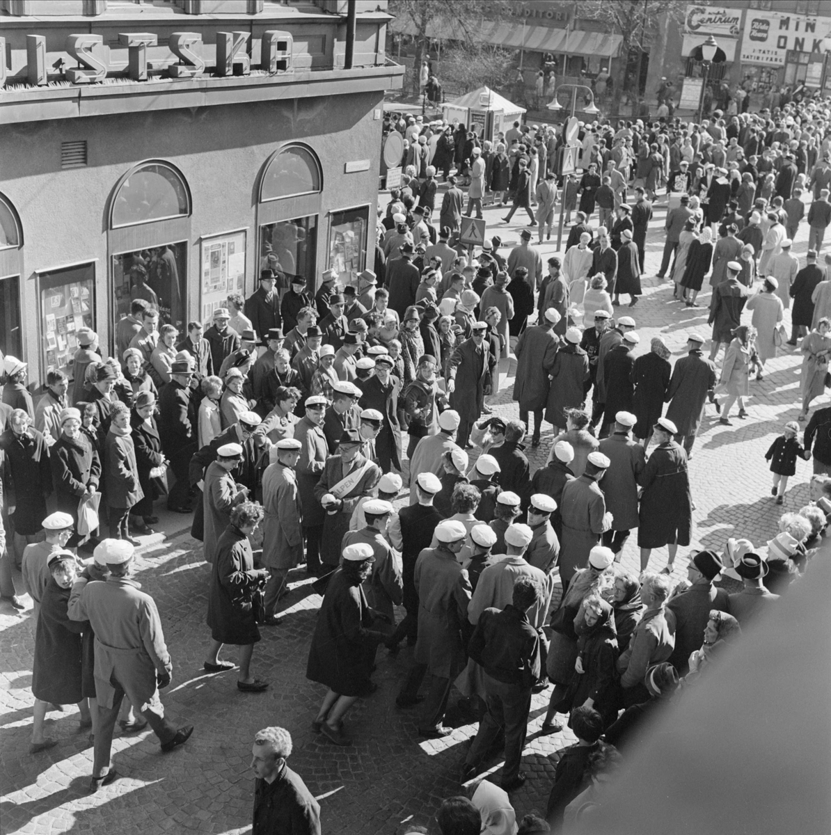 Valborgsmässofirande, vid Lundequistiska bokhandeln, Drottninggatan, stadsdelen Dragarbrunn, Uppsala, klockan 15.00 den 30 april