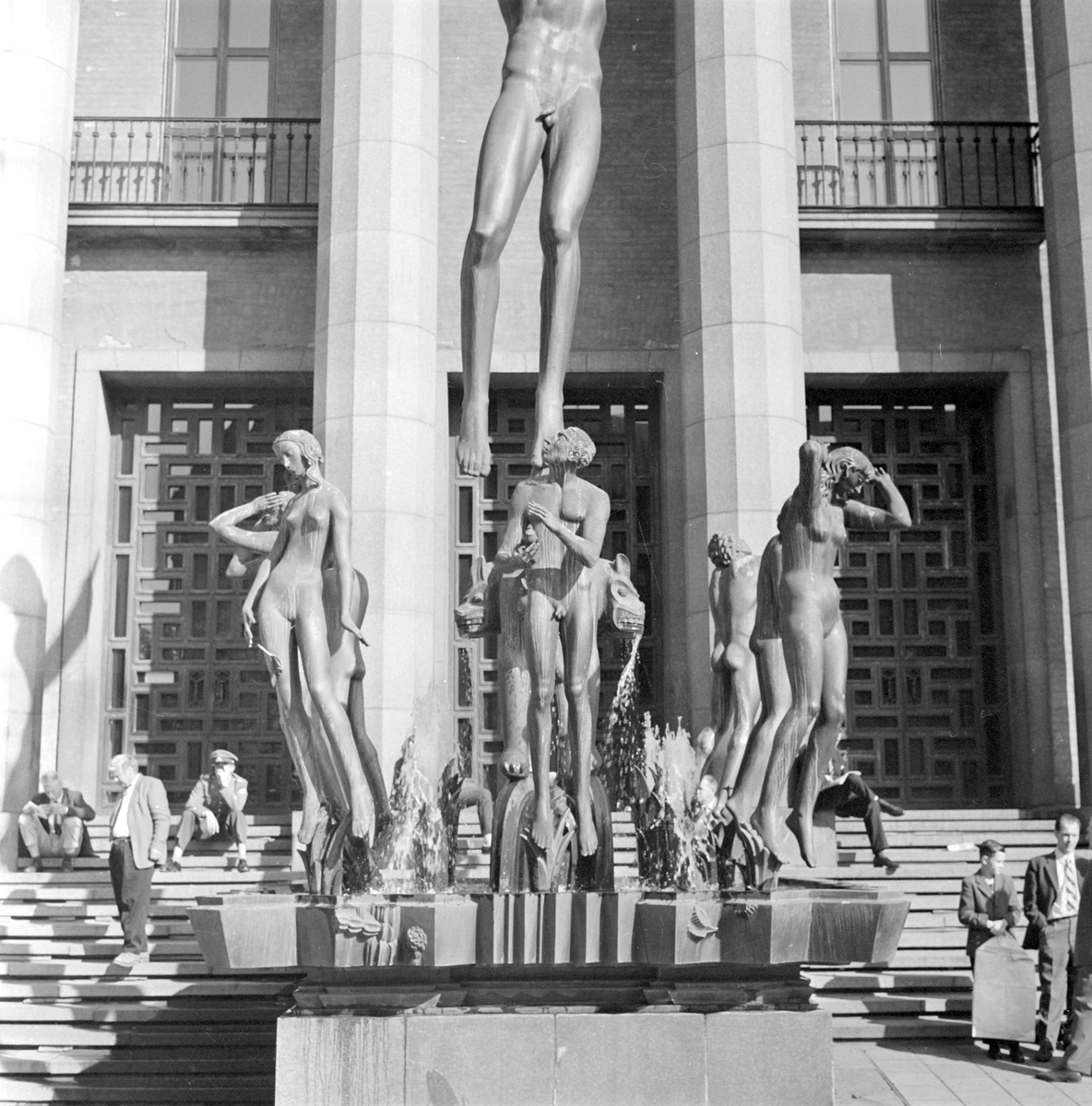 Fontänskulptur Orfeusgruppen av Carl Milles framför Konserthuset på Hötorget i Stockholm