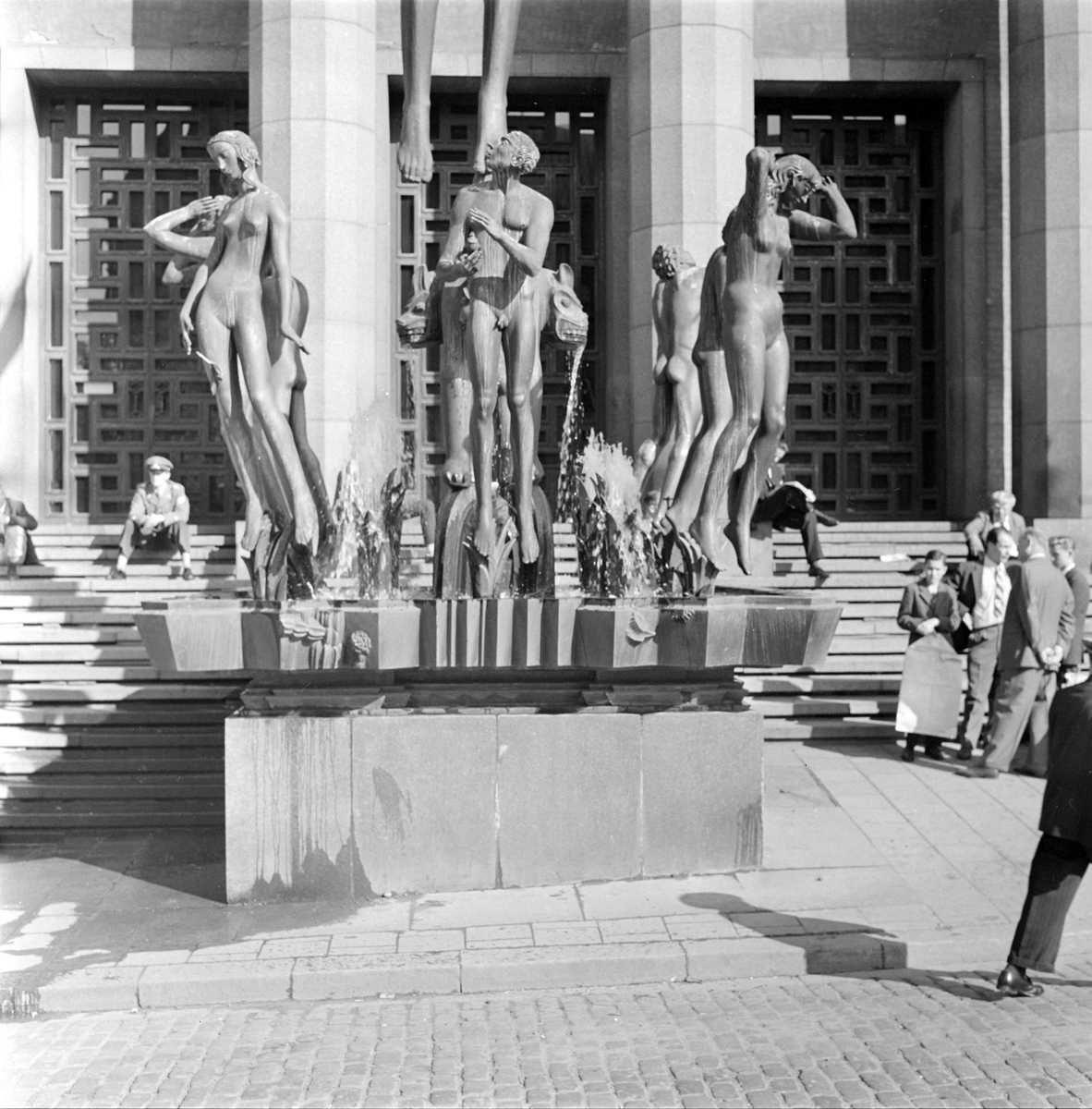 Fontänskulptur Orfeusgruppen av Carl Milles framför Konserthuset på Hötorget i Stockholm