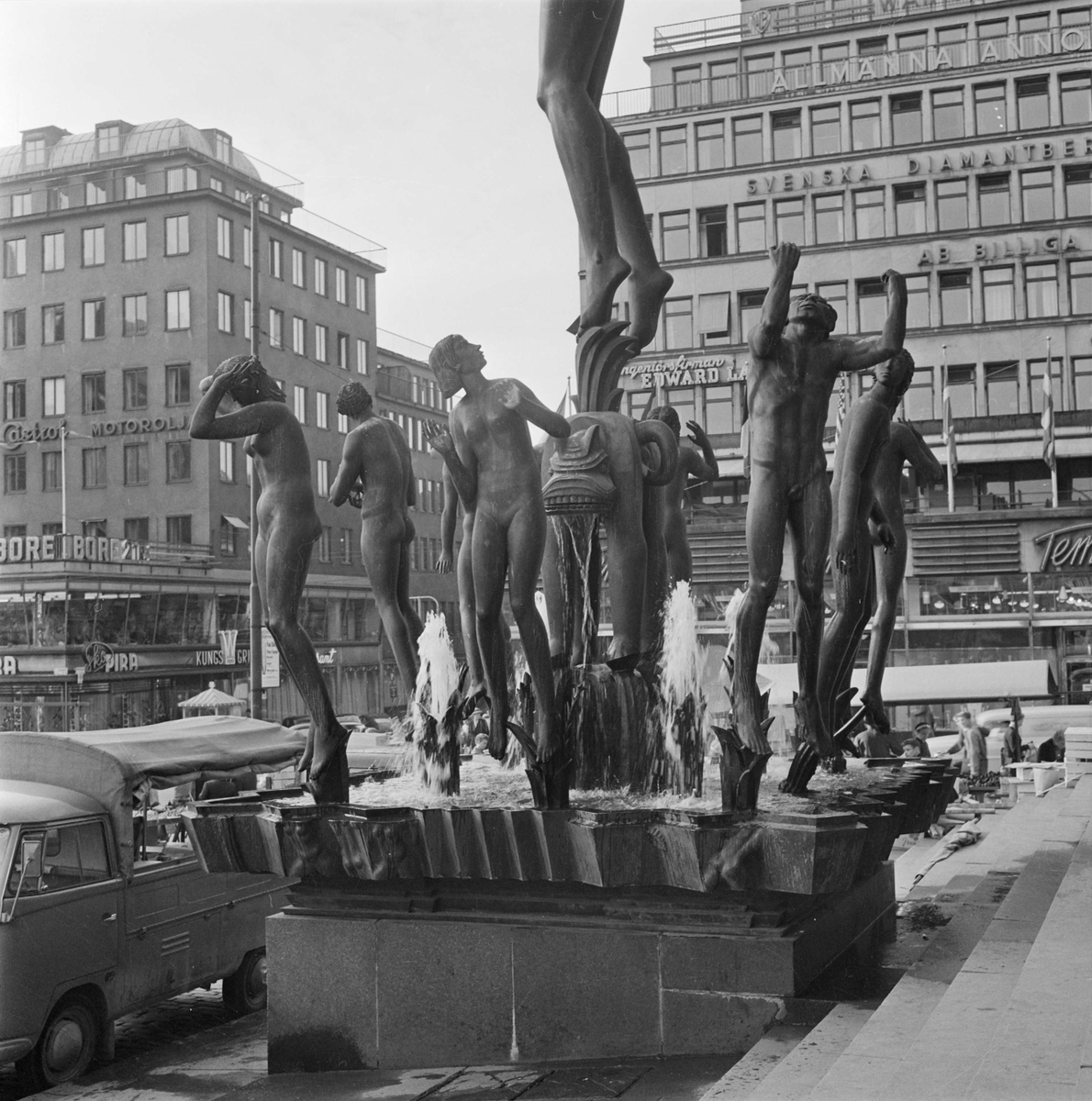 Fontänskulptur Orfeusgruppen av Carl Milles framför Konserthuset på Hötorget i Stockholm