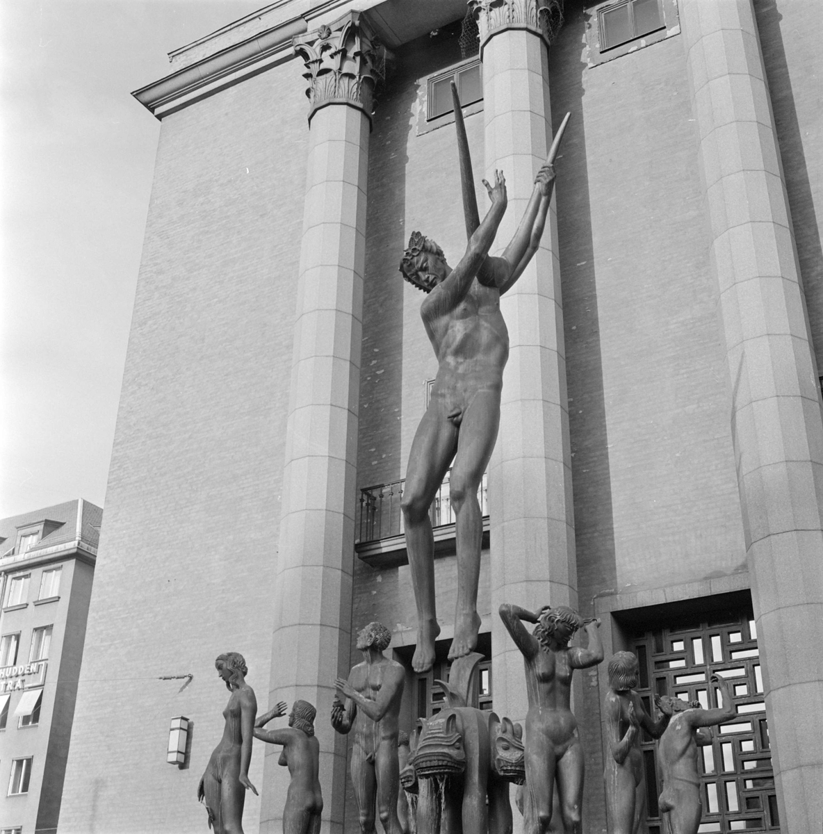 Fontänskulptur Orfeusgruppen av Carl Milles framför Konserthuset på Hötorget i Stockholm