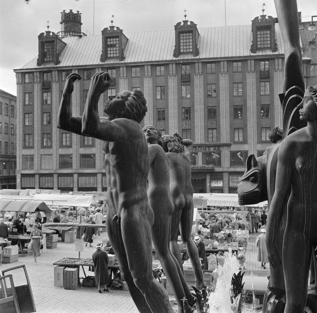 Fontänskulptur Orfeusgruppen av Carl Milles framför Konserthuset på Hötorget i Stockholm