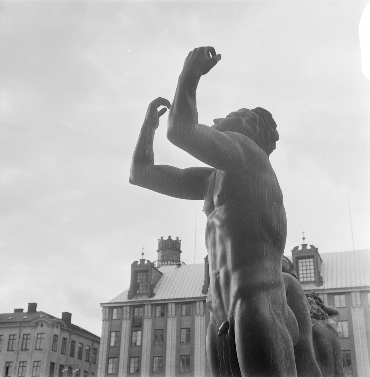 Fontänskulptur Orfeusgruppen av Carl Milles framför Konserthuset på Hötorget i Stockholm