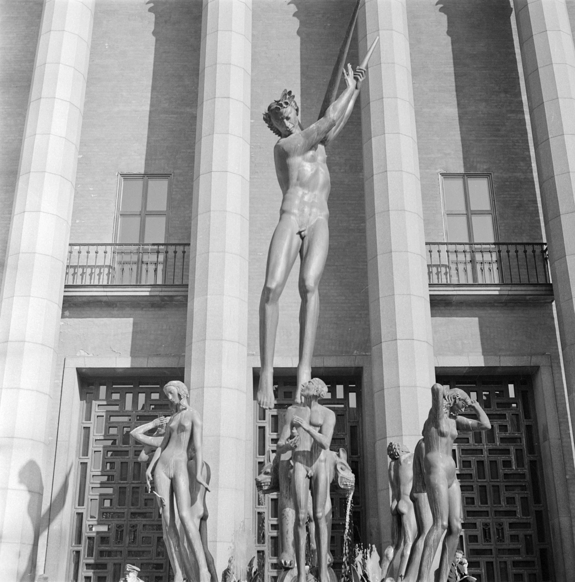 Fontänskulptur Orfeusgruppen av Carl Milles framför Konserthuset på Hötorget i Stockholm
