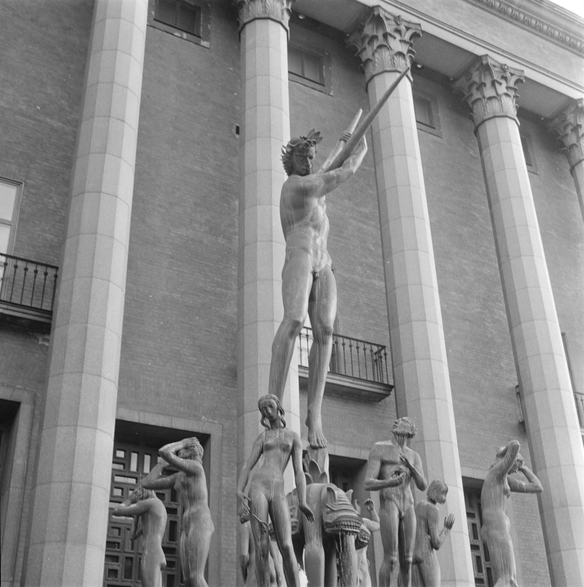Fontänskulptur Orfeusgruppen av Carl Milles framför Konserthuset på Hötorget i Stockholm