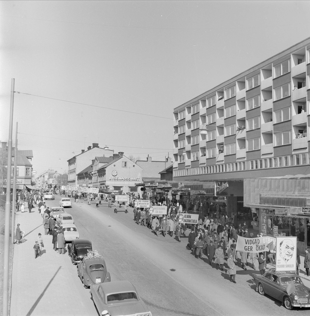 "Första maj demonstrationståg" på Vaksalagatan vid kvarteret Siv, Fålhagen, Uppsala 1965