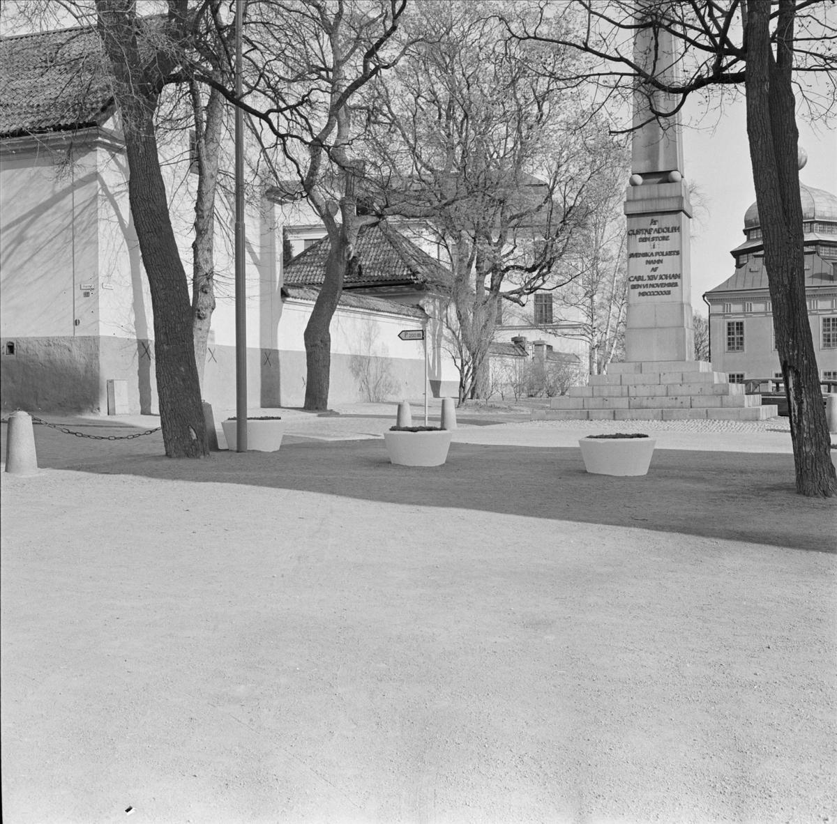 Odinslund med obelisken, i bakgrunden Ärkebiskopsgården och Gustavianum, Fjärdingen, Uppsala