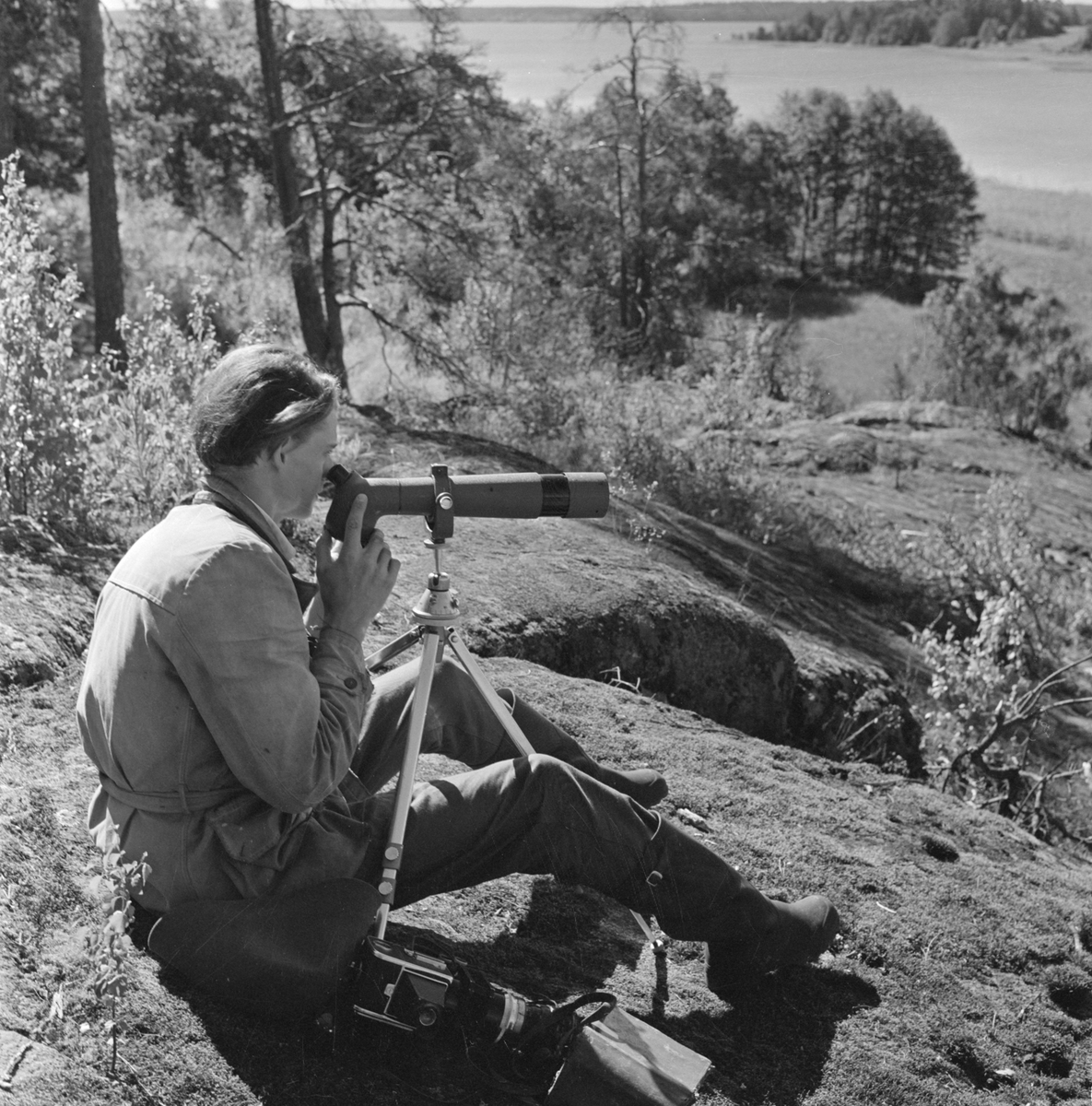 Naturfotograf Göran Hansson med kikare, Uppland