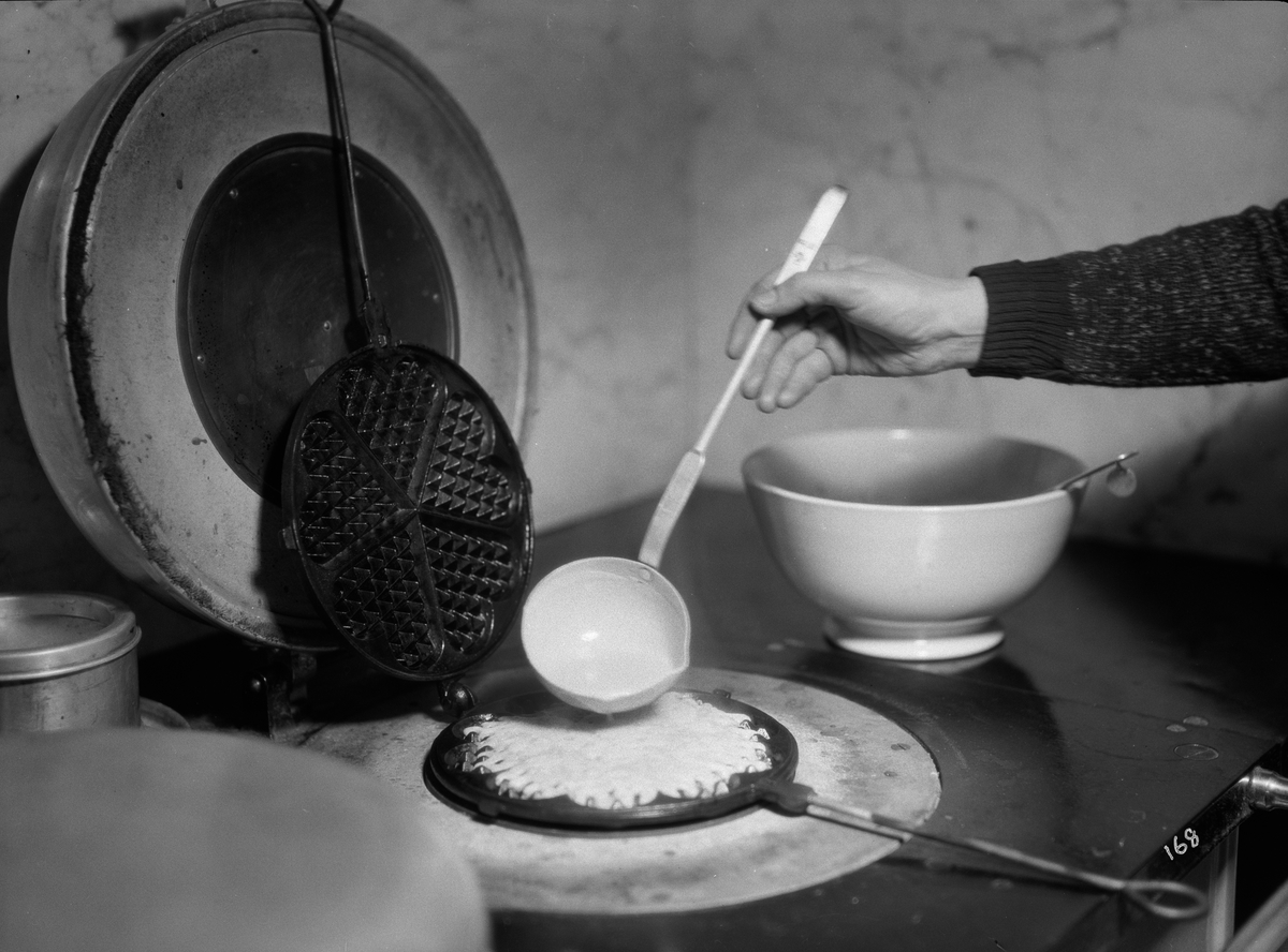 Gräddning av våfflor, Fackskolan för huslig ekonomi, Uppsala februari 1932