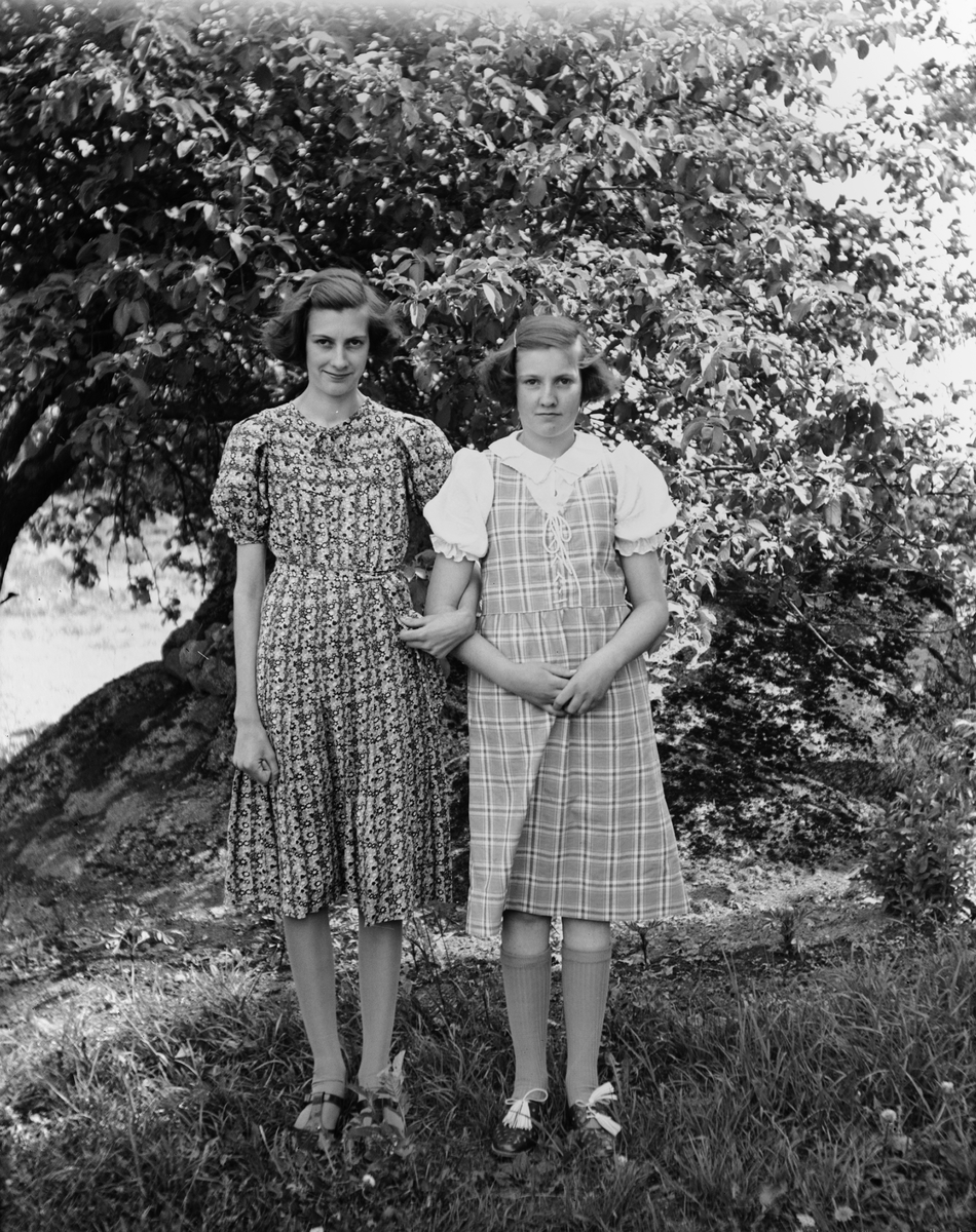 Elsie och Nelly Jansson, Uppland omkring 1940