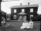 Nora, Rolf och Kalle Ärnström med flera på sommarlov i Söder Rälta, Leksands socken, Dalarna sannolikt 1922