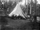 Militärer framför tält i skogen, Uppsala