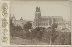 Uppsala domkyrka och Helga Trefaldighets kyrka från Slottsbacken, Uppsala, före 1885