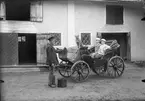 Hästdroska utanför stall, Skalunda, Västergötland 1907