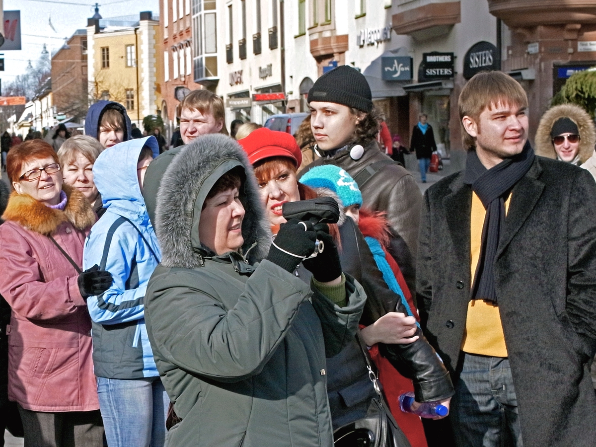 Ryska turister på Svartbäcksgatan, Uppsala 2010