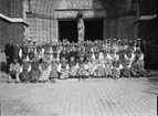 Femtio Runöbor utanför Uppsala domkyrka tillsammans med ärkebiskop Nathan Söderblom och medlemmar i Orphei Drängar 1930