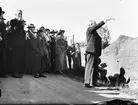 Bibliotekarie Oskar Lundberg har visning för Upplands fornminnesförenings medlemmar på höstutflykten, sannolikt i Trögden, Uppland 1935