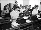 Maskinskrivningskurs vid AB Åtvidabergs Industriers institut. Läraren Wera Carlsson i bakgrunden