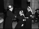 Föreståndare Elisabet Dillner och nyinvigda sjuksköterskor, Uppsala sjuksköterskehems sjuksköterskeskolas sköterskeinvigning i Uppsala domkyrka