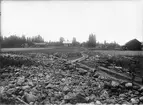 Vägskälet mot Nyboda i byn Hållen, Hållnäs socken, Uppland, sannolikt 1920-tal