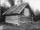 Hölada med vasstak - Aug. Larsson, Hållen, Hållnäs socken, Uppland, sannolikt 1930-tal