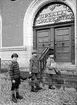 Skolelever utanför Upsala Sparbank på Kungsgatan, Uppsala 1934