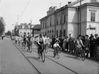 Cykelkortege i samband med starten av Svenska cykelveckan, Vaksalagatan utanför Chateau Barowiak, Upsala teater