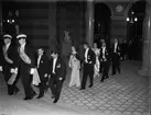 Svenska Turistföreningens 50-årsjubileum - kungligheter på väg in i Universitetsaulan, Uppsala 1935