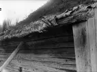 Torvtak på smedja, Vallskoga, Tolfta socken, Uppland 1934