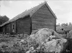 Stall och loge, Jansson, Högby, Lagga socken, Uppland sannolikt 1920-tal