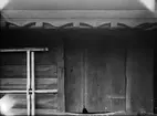 Dekorerad kragstock på bod - Gustavsson, Karkebo, Films socken, Uppland 1935