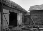 Loge, skjul och portlider - Pettersson, Altuna, Börje socken, Uppland sannolikt 1920-tal