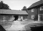 Gårdsmiljö, mangård - Pettersson, Altuna, Börje socken, Uppland sannolikt 1920-tal