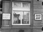 Kostråd i ett av Fackskolan för huslig ekonomis fönster mot Slottsgränd, Uppsala 1941