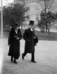 Ärkebiskop Erling Eidem med okänd kvinna i Universitetsparken, Uppsala 1933