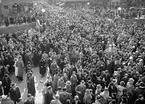 Sista april-firande på Nybron och Drottninggatan, Uppsala 1937