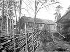 Loge - nu på friluftsmuseet Disagården - på ursprunglig plats, Gråmuren, Björklinge socken, Uppland