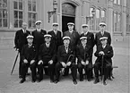 Grupporträtt - jubilerande studenter utanför Högre Allmänna Läroverket, Skolgatan, Uppsala juni 1943